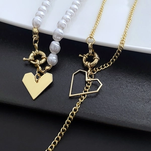 Collier de perles multicouche avec pendentifs cœur dorés et fermoir à bascule