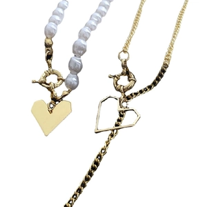 Collier cœur doré multicouche avec perles blanches et fermoir à bascule minimaliste