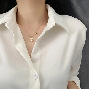 Collier Pendentif Lettre M Pièce Ronde Acier Titane Or Rose Minimaliste Élégant Bijoux Femmes