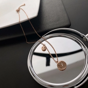 Collier en acier titane rose doré avec double pendentifs ronds et gravure lettre M