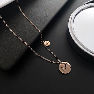 Collier en acier inoxydable rose doré avec pendentifs ronds minimalistes gravés de la lettre M