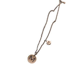 Collier en acier titane or rose avec pendentif rond et gravure de la lettre M