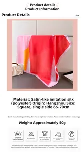 Detail eines Satin-Halstuchs mit Farblock-Design und Blumendruck aus Polyester