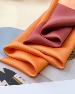 Detailaufnahme von Seidenschal-Stoff mit glatter Textur und elegantem Farblock-Muster
