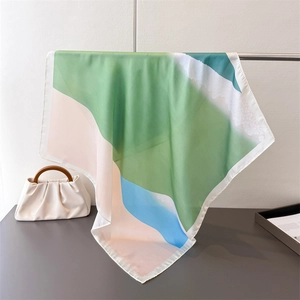 Detailansicht eines mehrfarbigen Seidenschals mit elegantem Faltenwurf.