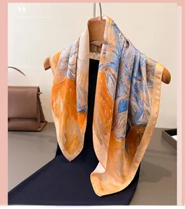 Gros plan du foulard en soie avec imprimé tournesol façon peinture à l'huile