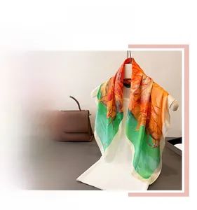 Détail d'un foulard en soie avec peinture à l'huile de tournesol et motifs floraux