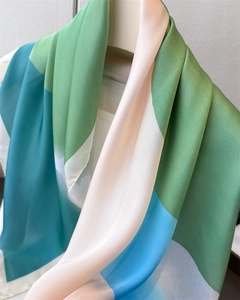 Detailansicht eines Seidenschals mit Farblock-Design und Satin-Glanz-Effekt