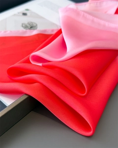 Nahaufnahme von seidigem Farblock-Halstuch in Rosa und Rot mit feinem Glanz