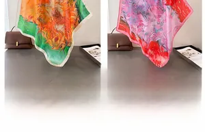 Vue détaillée des foulards en soie imprimé tournesol en tons vert et rouge
