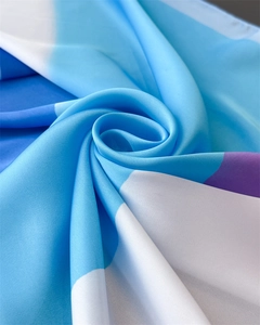Detailansicht eines Seidenschals mit glatter Textur und blauem Farblock-Design