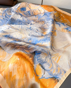 Vue détaillée de la texture d'impression de peinture à l'huile sur foulard en satin de soie