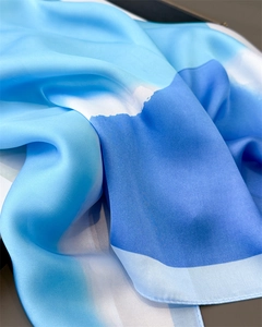 Detail eines blauen Seidenschals mit Farbverlauf, Glanz und rollierter Kante