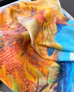 Détail d'un foulard en soie avec imprimé tournesol et texture de peinture à l'huile vive