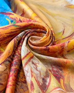 Vue détaillée d'un foulard en soie avec texture de peinture à l'huile de tournesols