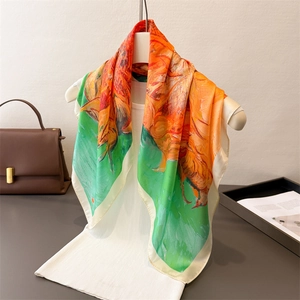 Foulard en soie à imprimé tournesol noué au cou avec drapé fluide et texture brillante