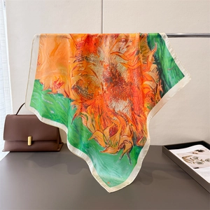 Détail d'un foulard carré en soie à imprimé tournesol avec texture de peinture