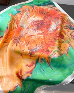 Détail du foulard en soie imprimé tournesols de Van Gogh avec finition satinée