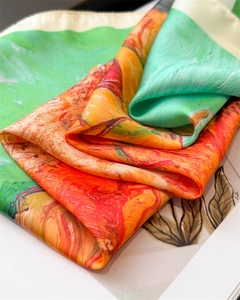 Vue détaillée du foulard en soie à imprimé tournesol avec texture de peinture artistique