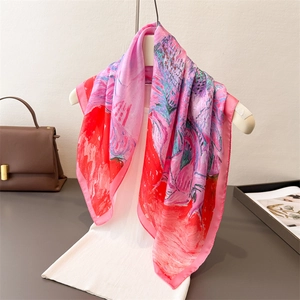 Foulard en soie avec imprimé tournesol artistique drapé sur un tricot blanc