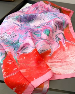 Détail d'un foulard carré en soie avec imprimé peinture à l'huile de tournesols