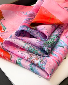 Détail macro du foulard en soie avec imprimé tournesol et bord roulé de haute qualité