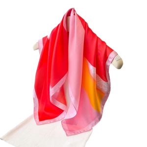 Seidig glänzendes quadratisches Halstuch mit rot-rosa Farbblockdesign und Blumenmustern