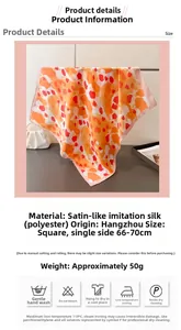 Détail du foulard en satin de soie avec imprimé léopard et dimensions carrées de 70cm