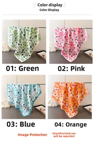 Détails de quatre carrés de soie à imprimé léopard en vert, rose, bleu et orange