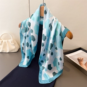 Élégant foulard en soie à imprimé léopard abstrait bleu et vert sur cintre en bois