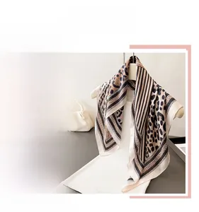 Détail du motif léopard et rayures sur l'élégant foulard carré pour femme en similisie
