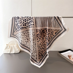 Détail d'un foulard élégant en soie à imprimé léopard et rayures sur un support