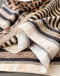Détail d'un foulard en soie léopard et zèbre avec bordure cousue et brillance douce