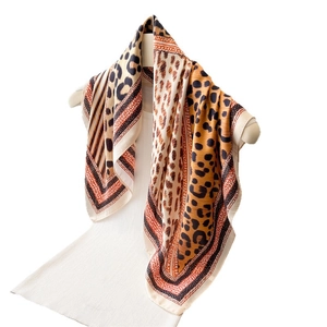 Élégant foulard en soie à imprimé léopard et rayures aux tons chauds brun et orange