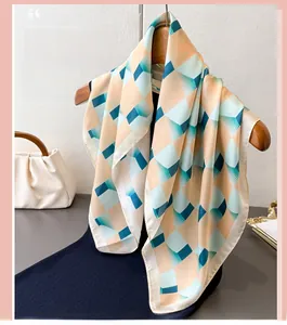 Détail d'un foulard en satin élégant à motif géométrique sur un cintre en bois