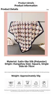 Détail du foulard carré en satin à carreaux avec touches orange et bordure bleu marine