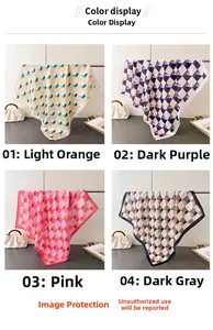 Vue détaillée de foulards carrés en soie à motifs géométriques en quatre coloris
