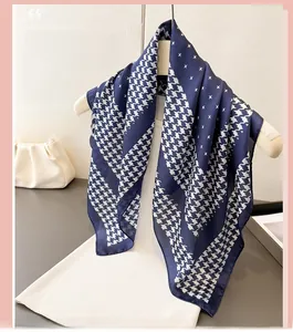 Vue détaillée d'un foulard en satin bleu marine avec motif pied-de-poule et étoiles