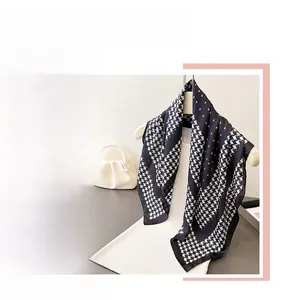 Détail d'un foulard en soie pied-de-poule avec motifs d'étoiles noires et blanches