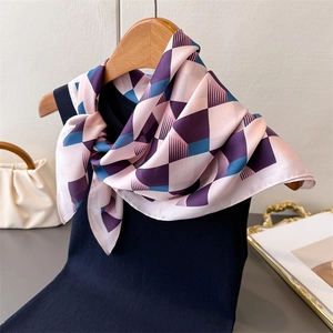 Foulard en soie à carreaux roses et bleus sur cintre en bois avec décor moderne
