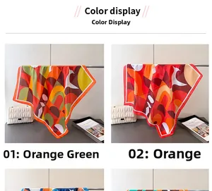 Vue détaillée de foulards en soie à imprimé géométrique aux tons orange, vert et rouge