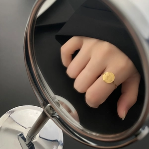 Bague chaîne dorée réglable avec pendentif pièce vintage et relief de portrait