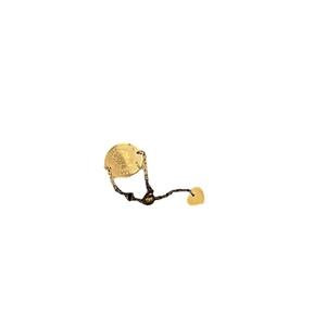 Bague pièce dorée minimaliste avec portrait d'Elizabeth II et breloque cœur sur blanc