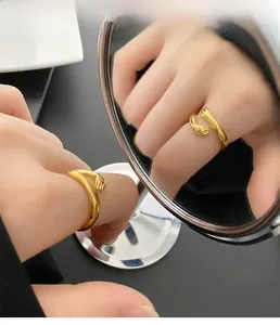 Detailopname van de gouden knuffelring op model met een elegante spiegelreflectie