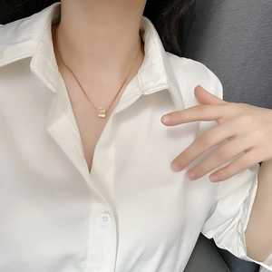Collana chic in titanio dorato con pendente in cristallo quadrato su collo elegante