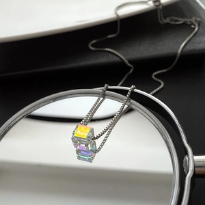 Collana in acciaio al titanio con pendente a cubo in cristallo su base a specchio