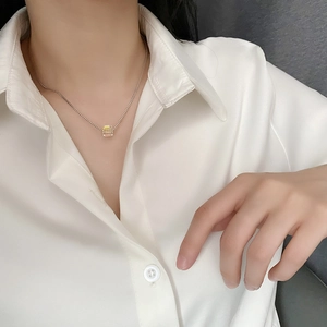 Collana minimalista in acciaio al titanio con ciondolo a cubo in cristallo colorato