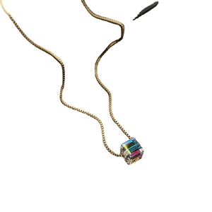 Collana minimalista a catena box dorata con pendente in cristallo iridescente