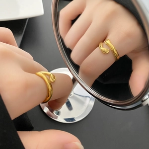 Gepolijste gouden verstelbare knuffelring voor dames met spiegelreflexie om de vinger