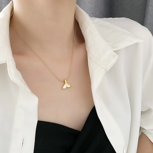 Elegante collana a coda di sirena placcata oro 18K con madreperla bianca su una modella